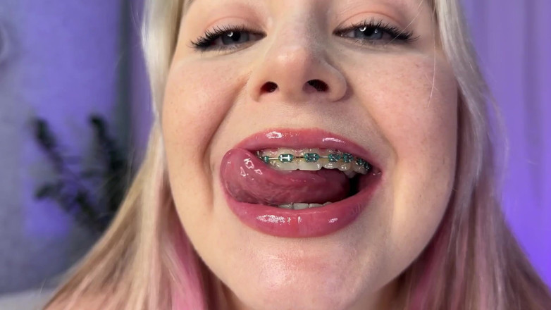 Kelsi69: Schlampige halsfick, sabbernde squirting-zahnspange