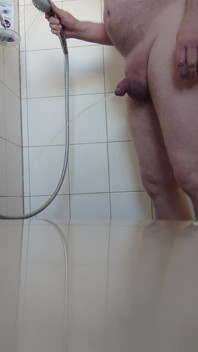 Kencing di bilik mandi pada waktu pagi
