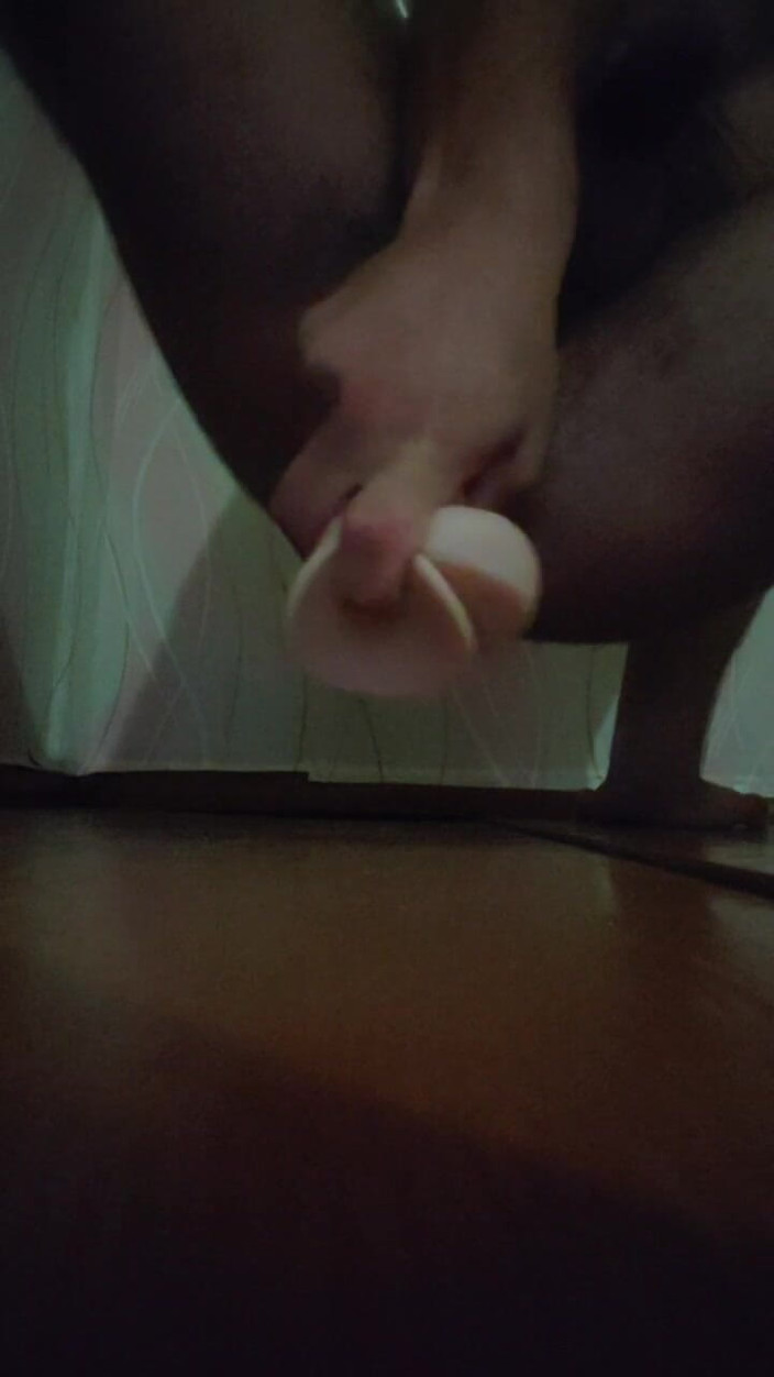 OagaN: 男孩用假利达满足自己