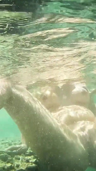 Sexo real debaixo d'água no mar?! Inseminação privada de buceta durante as férias!