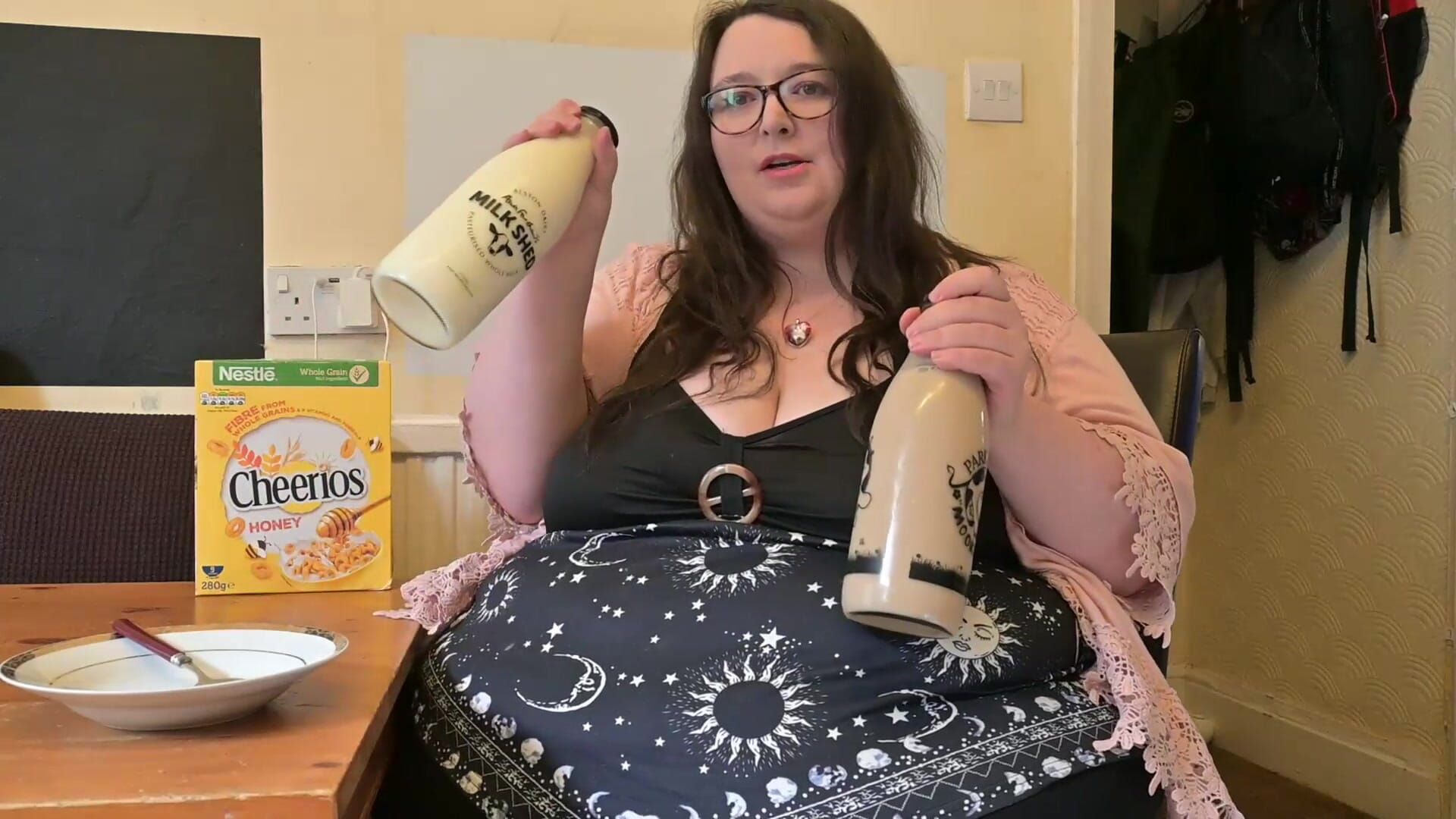 Got Milk for a Giant SSBBW Goddess