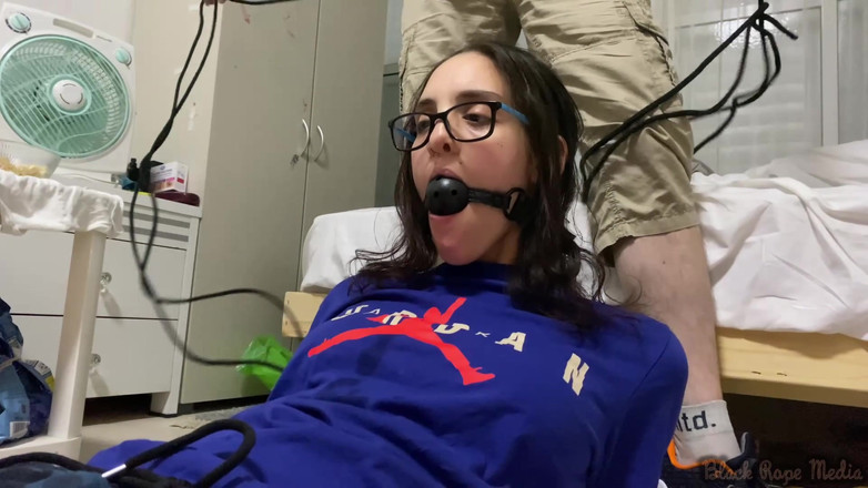 Miriam Slave: Miriam amarrada, cócegas e chupando