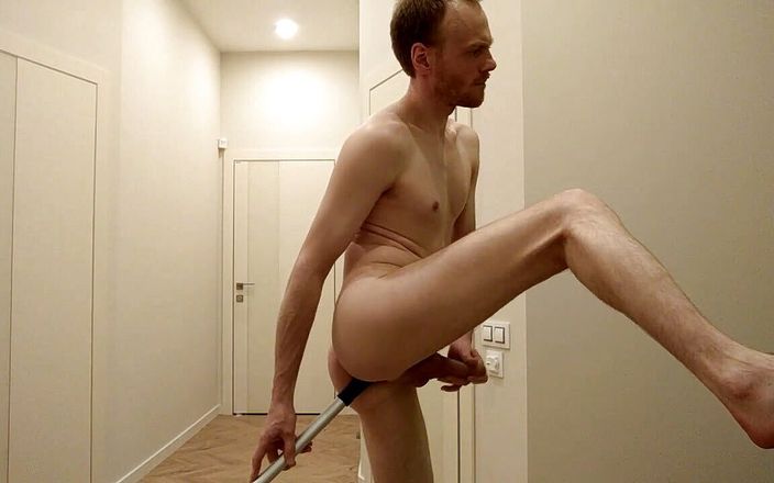 Lana Tuls Production: 肮脏的裸体男人清洁工用拖把和射液性交自己