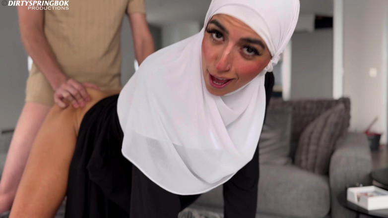 Aaliyah Yasin: Мусульманська покоївка ловить свого боса за дрочкою