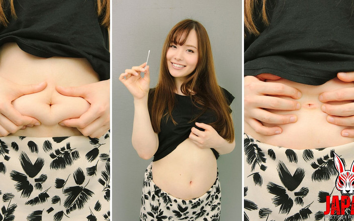 Japan Fetish Fusion: Kotona Hirakawa kamerada kıkırdarken kokan göbeğini parmaklıyor