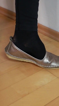 Vớ đen đeo & Loafers bạc bẩn thỉu - giày dép có thật trêu chọc trong quần legging