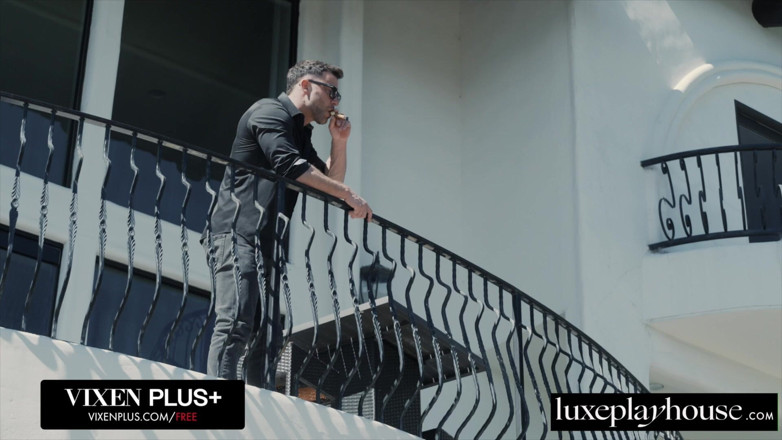 Luxeplayhouse: Luxeplayhouse Legendara Vanna Bardot este de 2 pule groase