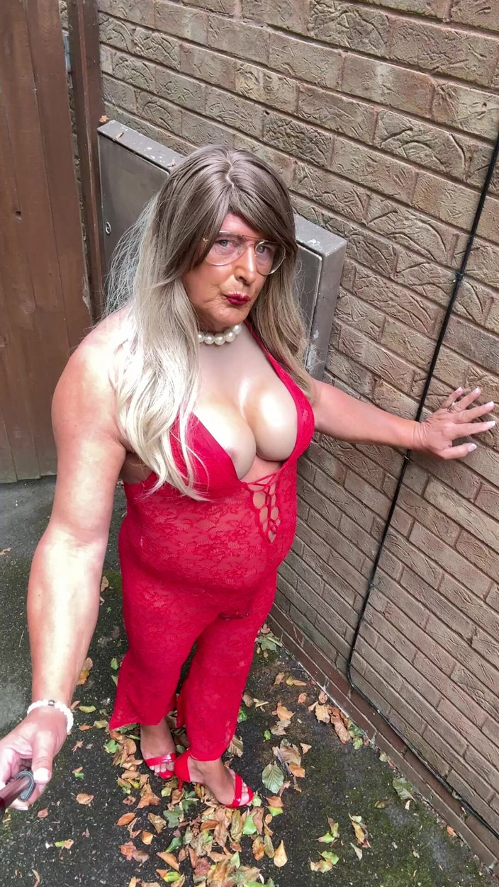 Kellycd2022: सेक्सी क्रॉसड्रेसर kellycd2022 सेक्सी लाल जंपसूट और ऊँची एड़ी के जूते में