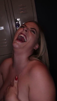 Sexy blondýnka v gloryhole