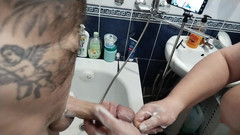 Zona901: Teściowa goli mojego penisa i kulki w łazience, a następnie szarpie...