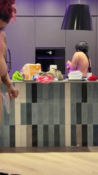 Ggg ทําความสะอาดห้องครัวติ้วหีกวาดพื้นแก้ผ้าเต็มตัว