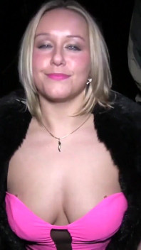 Skotská milf děvka používá svou mokrou pusu k vysát několik ptáků na dobrodružství na pejsku