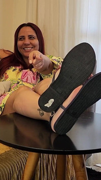 Vuile teenslippers schoonmaken door pathetische slaaf