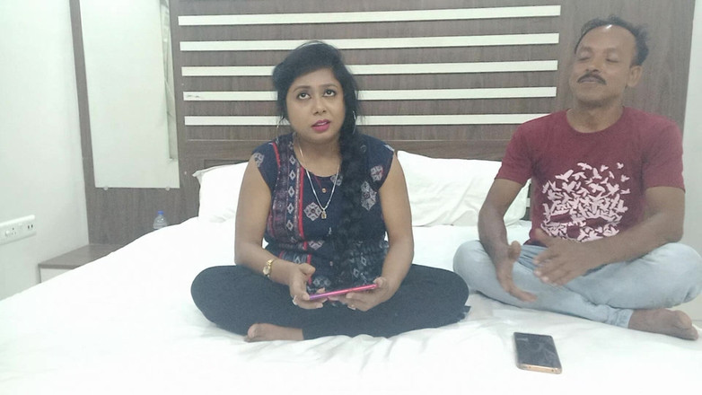 Bengali Bhabhi Sex: 热辣的大奶子印度熟女哥被丈夫继兄弟狠操