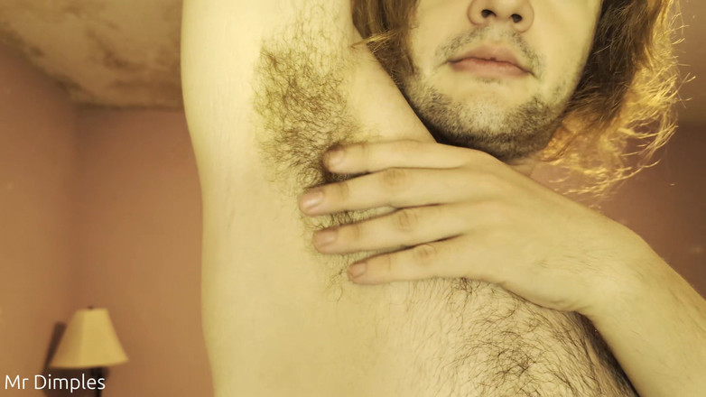 Mr Dimples: Eu mostro minhas axilas pós-treino!