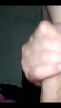 Zmusza mnie, abym pozwolił mi mlekiem i polizać jej tyłek, aż spuszczę się na jej cycki