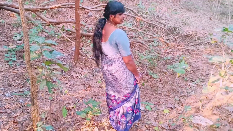 Telugu honey lips: Indian Outdoor Sex. Bhabi desi mengongkek suami di dalam hutan....