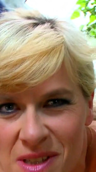 MILF Jerman - pembantu rumah blonde berkongkek keras