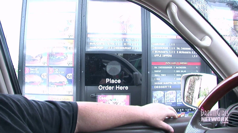 Dream Girls: La ragazza gioca totalmente con se stessa nel fast food...