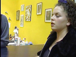 Lucky Cooch: Hnědovlasá kočička s úžasným tělem se chce nechat potetovat