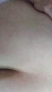침실에서 여친의 큰 엉덩이를 보고 큰 자지를 삽입하게 되어 기쁩니다.