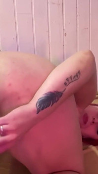 Troia matura gioco di ruolo si masturba come una donna con esperienza che si prende cura di tutto