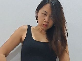 Cherry Thai: Schwere verzweifelte pinkeln in meinen minirock macht mich so geil