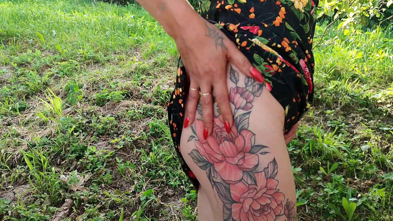DirtyLubov: Pisciare all'aperto una ragazzina arrapata dai capelli neri