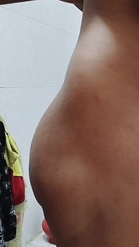 Sex video na toaletě s přítelkyní