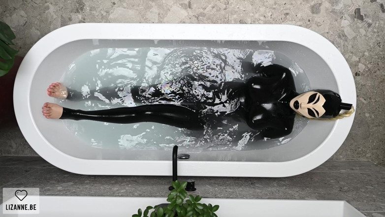 Lizanne: Latexdoll ve vaně