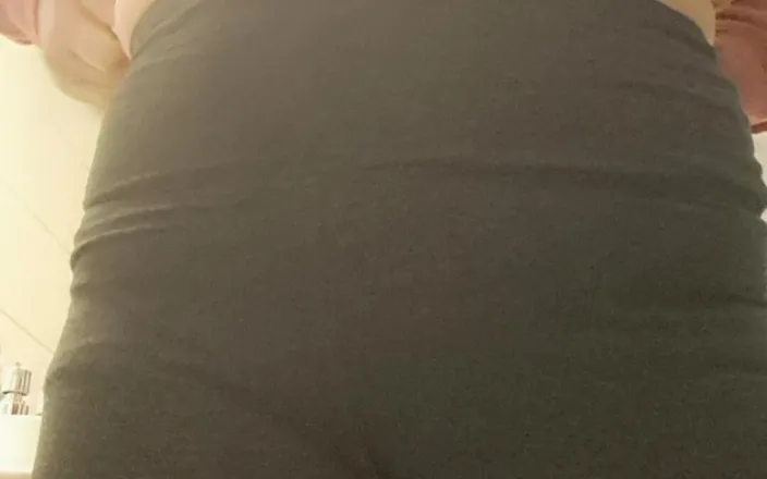 Mommy big hairy pussy: Step-mom Pee Hairy Pussy