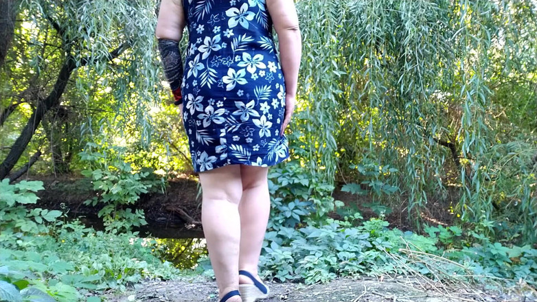 Elena: Spreading my huge ass hard and pissing in outdoors.