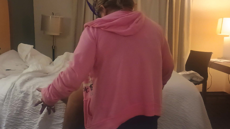 Alexa breeze: Nện vào mông của chồng tôi