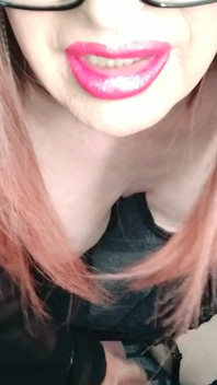 Trans cagna che gioca e viene