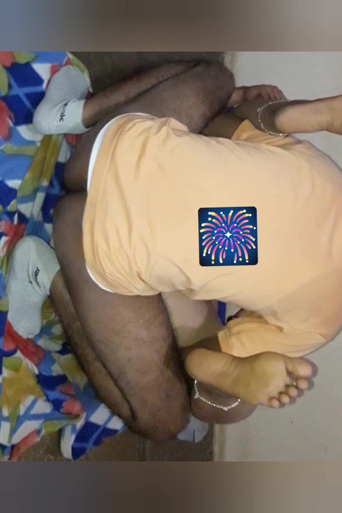 Priyahot77: Шоу киски бхабхи priya внутрь рукой с большой задницей