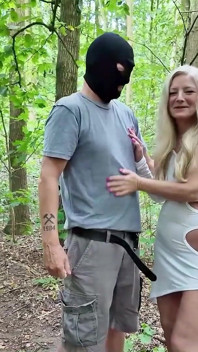 Un penis ciudat m-a futut până la creampie în pădurea de curiozitate!