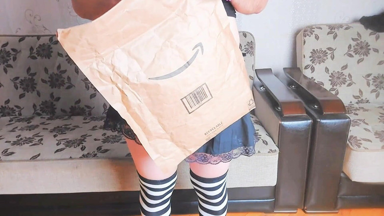 Kitty_Cross: Ragazza carina trans in posa in sunshine vicino alla finestra