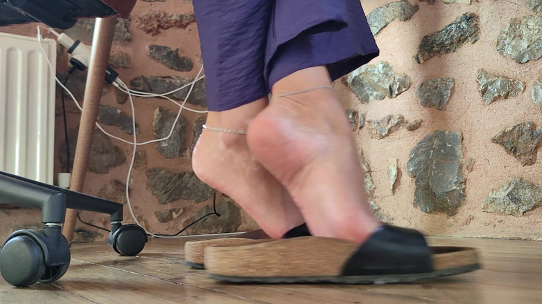 Goddess Lena: Birkenstock Sotto Il Tavolo