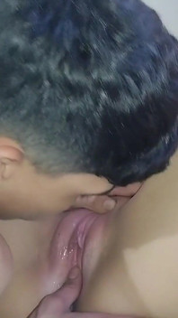 Adik tiri latina panas berusia 18 tahun meminta zakar besar abang tirinya di dalam mulutnya