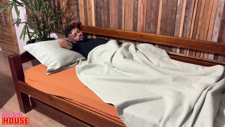 CuckoldHouse: Una Ragazza Cattiva Sveglia Il Suo Fidanzato Cornuto per Fare...