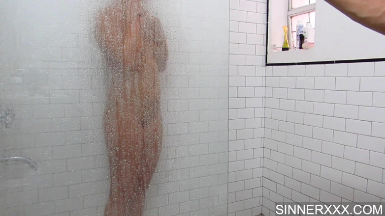 Sinners World: Sexo duro en la ducha - Cherry Kiss