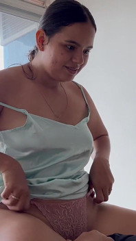 Meu meio-irmão fica animado com esta guerra de travesseiros que terminou em