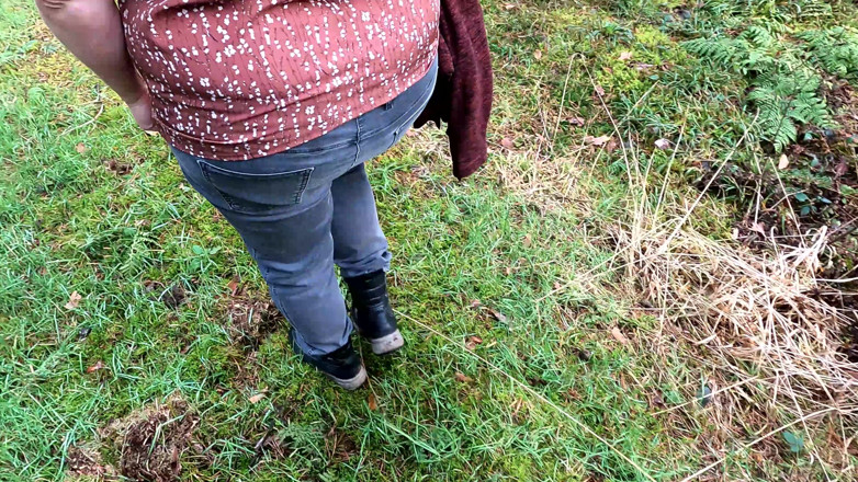 Bouncy Tits Action: Apleacă-te goală pe scară e pe cale să doară