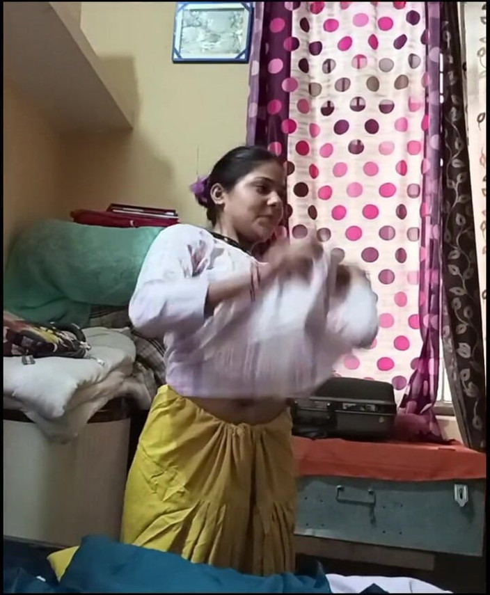 sashaa: Bhabhi kleedt zich om