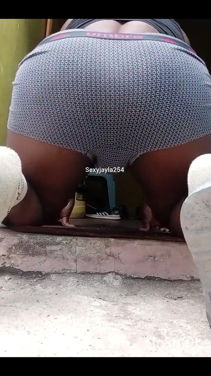 Sexyjayla254: Sexyjayla254 Sexy africká Shemale hladí její velký péro, dokud se...