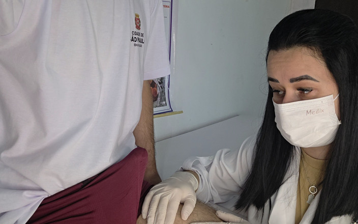 Kasallpimenta: Emergência Universitária: Enfermeira Examina Aluno Com Ereção Persistente