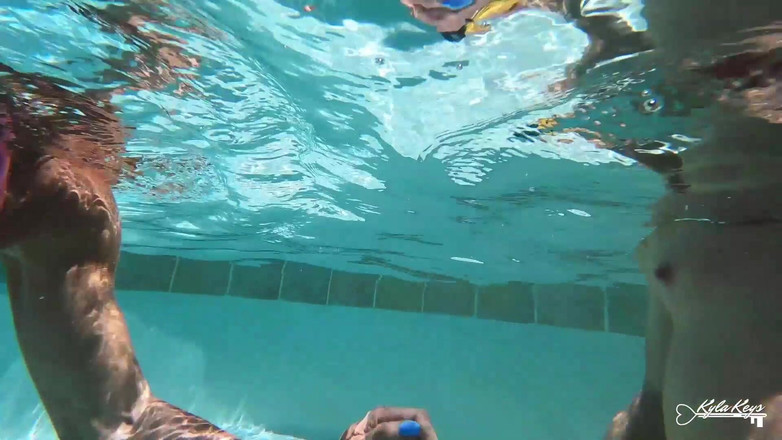 Kyla Keys: Dreier im unterwasser-schwimmbad