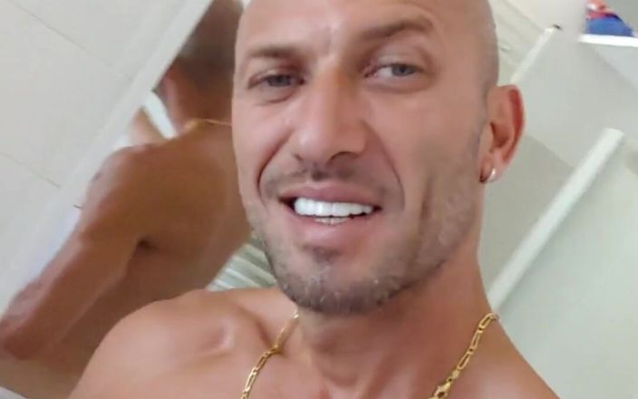 Boy jerking off: Chłopiec szarpi się