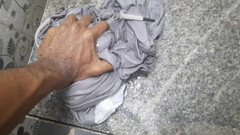 Wheyincognito: Sexy bot masterbating během praní oblečení