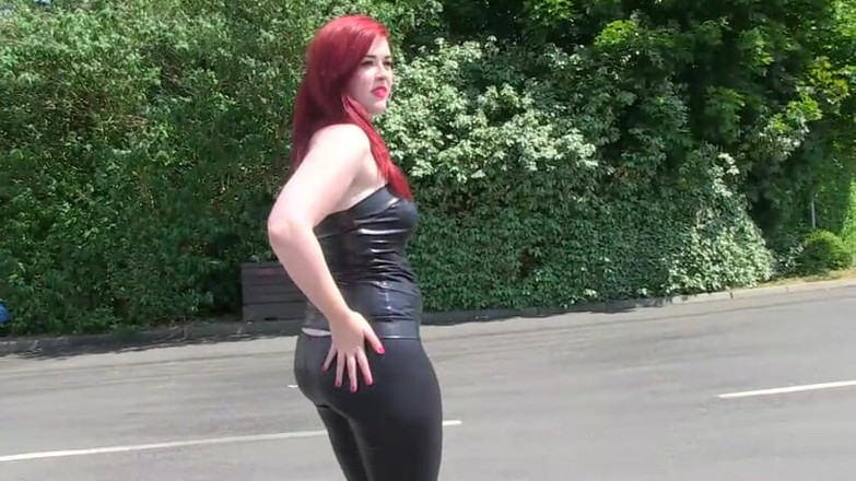 German amateur - 100% German hardcore videos: Stor röv rödhårig brud som pissar utomhus
